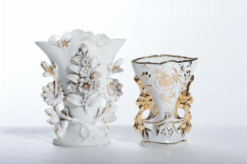Due vasi Luigi Filippo differenti in ceramica bianca, XIX secolo  - Auction Antiques and Old Masters - Cambi Casa d'Aste