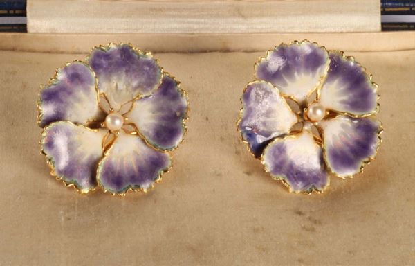 Orecchini raffiguranti una viola del pensiero