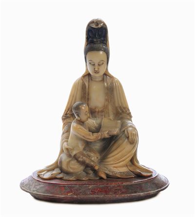 Guanyin con Fanciullo che Legge in Pietra Saponaria, Cina, Dinastia Qing, Fine XVII Secolo, Attri...