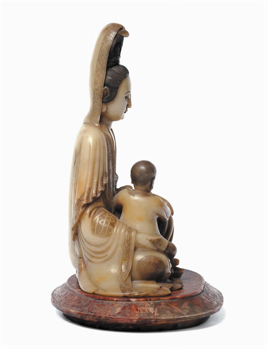 Guanyin con Fanciullo che Legge in Pietra Saponaria, Cina, Dinastia Qing, Fine XVII Secolo, Attri...