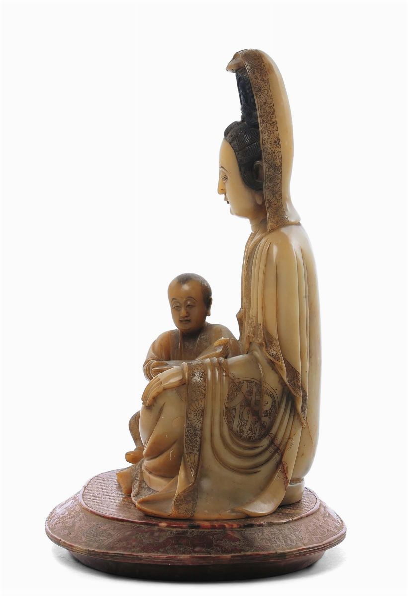 Guanyin con Fanciullo che Legge in Pietra Saponaria, Cina, Dinastia Qing, Fine XVII Secolo, Attri...