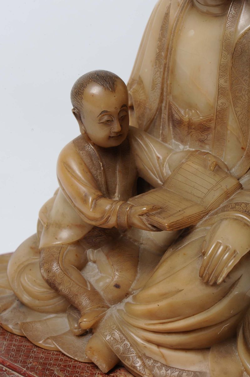 Guanyin con Fanciullo che Legge in Pietra Saponaria, Cina, Dinastia Qing, Fine XVII Secolo, Attri...