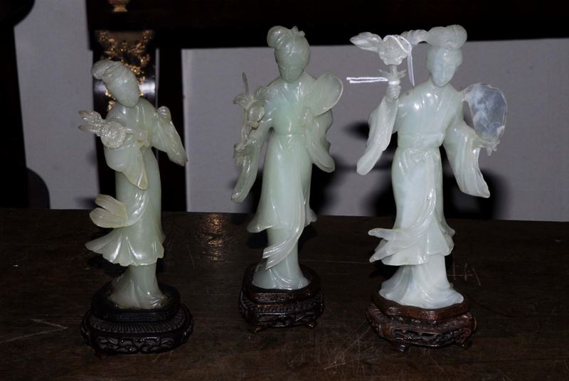 Gruppo di tre figure femminili in pietra verde  - Asta Antiquariato e Dipinti Antichi - Cambi Casa d'Aste