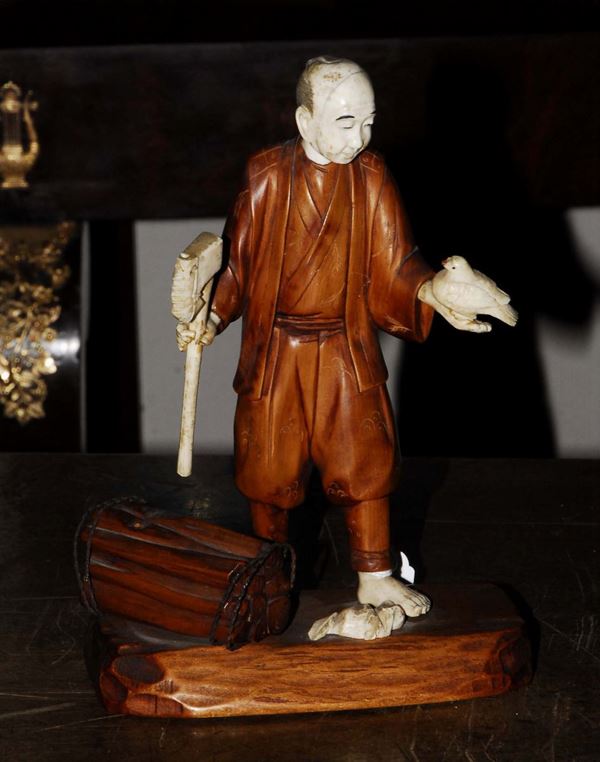 Scultura in osso e legno raffigurante figura maschile, Giappone