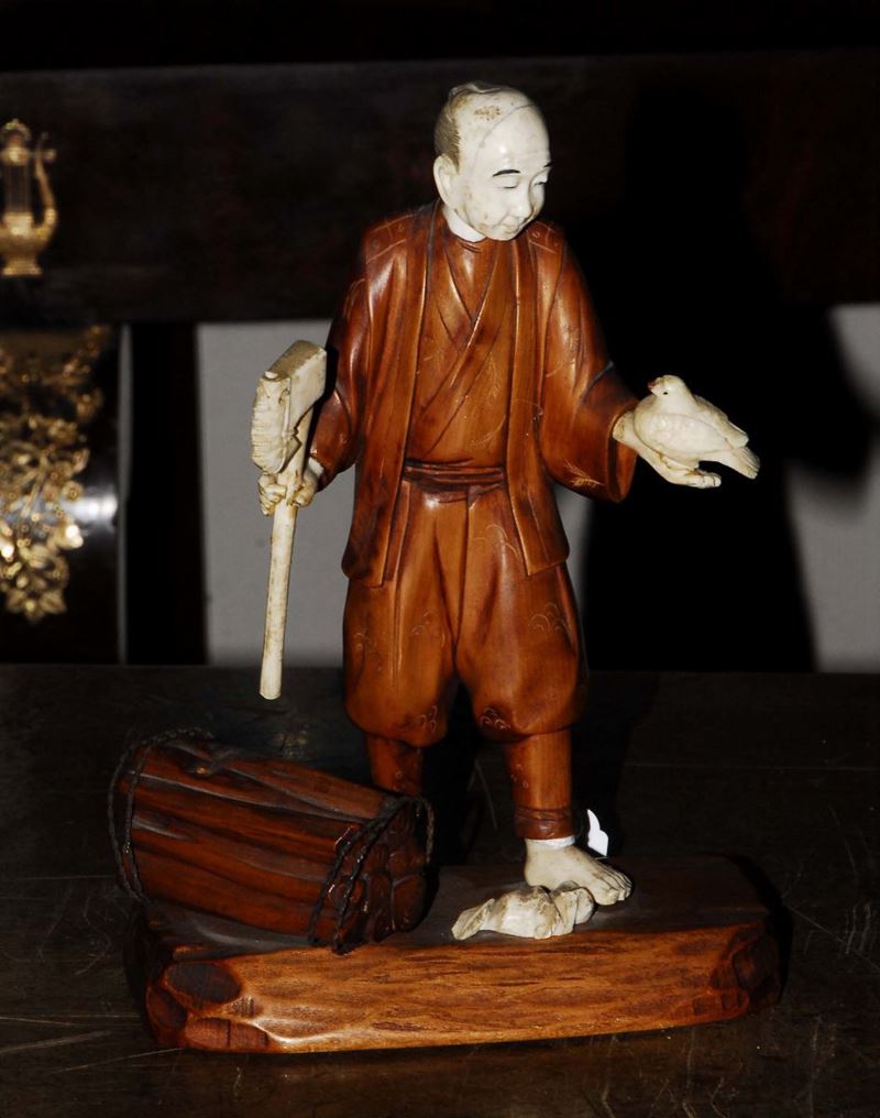 Scultura in osso e legno raffigurante figura maschile, Giappone  - Auction Antiques and Old Masters - Cambi Casa d'Aste