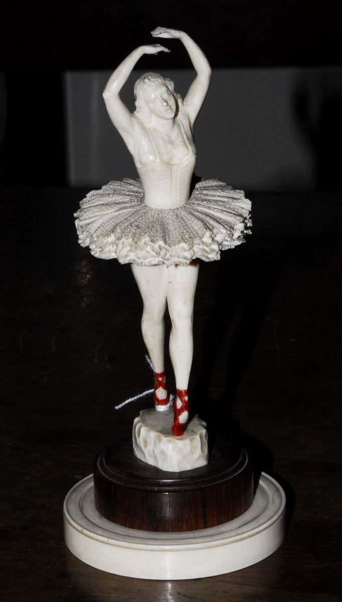 Figura femminile ballerina  - Auction Antiques and Old Masters - Cambi Casa d'Aste