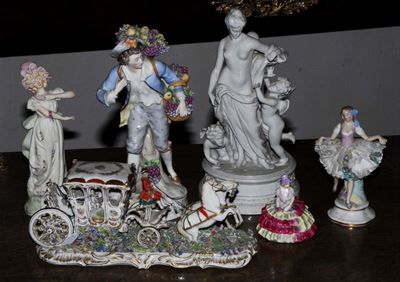 Lotto Composto da Sei Figure in Porcellana