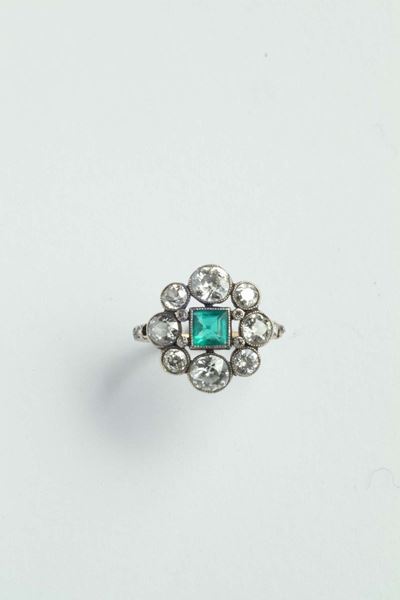 Anello con Smeraldo Centrale
