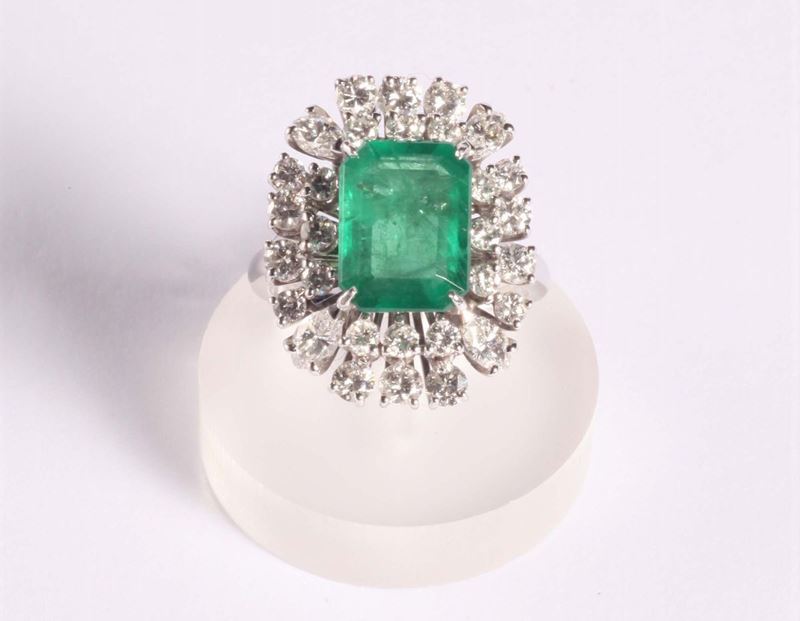 Anello con smeraldo colombiano taglio a gradini  - Asta Argenti e Gioielli Antichi e Contemporanei - Cambi Casa d'Aste