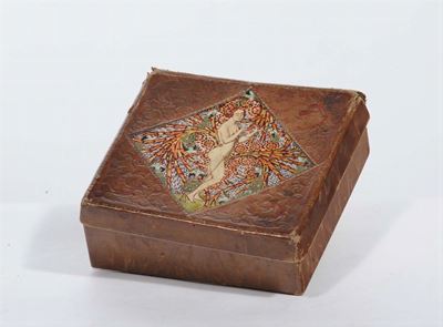 Scatola Quadrata in Pelle Decorata e Incisa a Sbalzo sul Coperchio