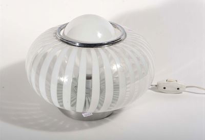 Lampada da Tavolo Tonda in Vetro Incolore e Fasce Verticali Bianche