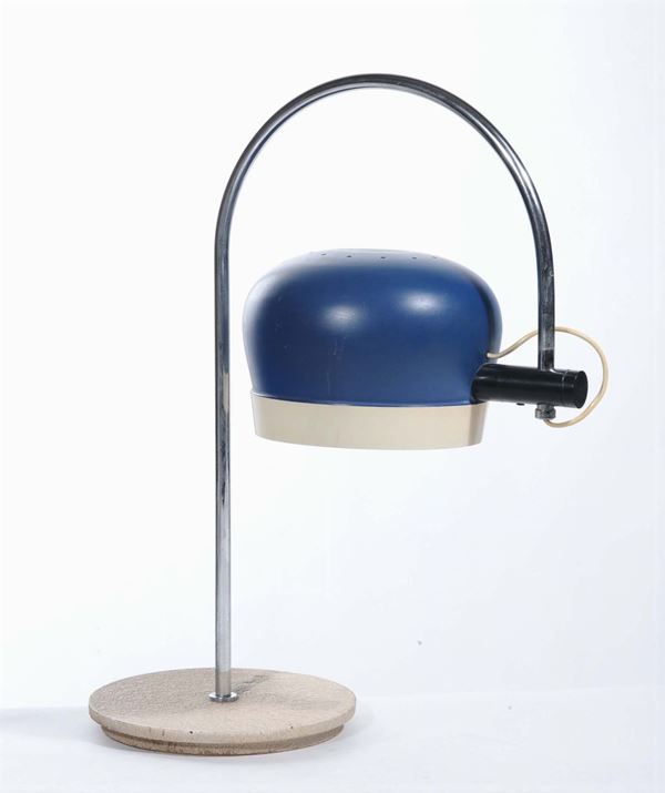 Lampada da tavolo in metallo blu con fascia bianca