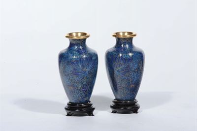 Coppia di Vasetti Cloisonnè con Basi in Legno, Cina Metà XX Secolo