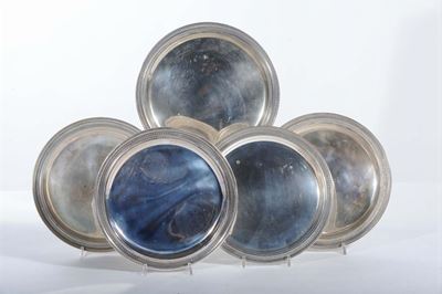 Quattro Piatti in Argento Più uno Diverso, Gr. 1500