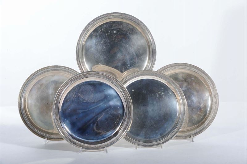 Quattro piatti in argento più uno diverso, gr. 1500  - Auction Antiques and Old Masters - Cambi Casa d'Aste