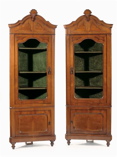 Coppia di Angolari in Noce, XIX Secolo