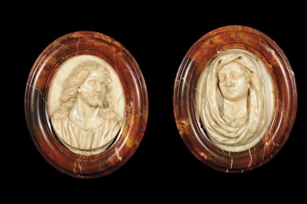 Coppia di medaglioni ovali in marmo scolpiti con Gesù e la Madonna, XVII secolo