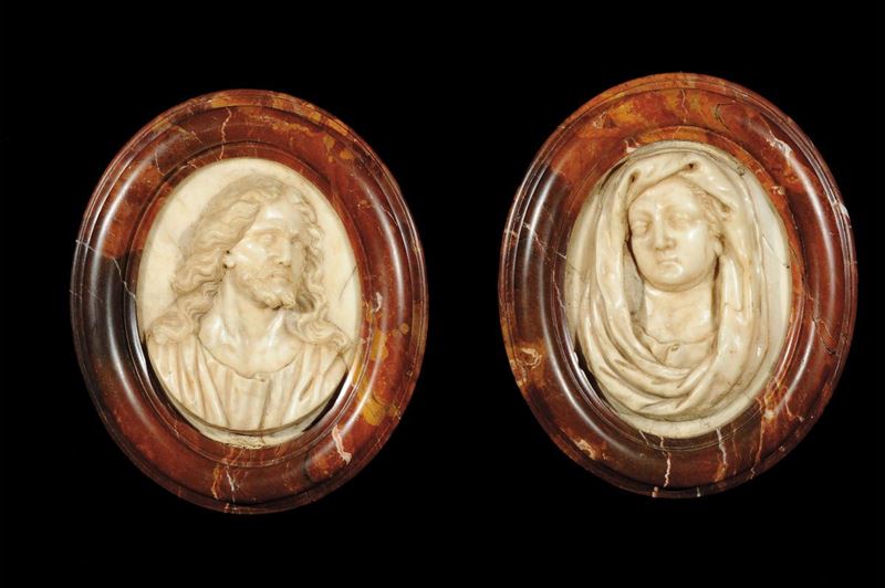 Coppia di medaglioni ovali in marmo scolpiti con Gesù e la Madonna, XVII secolo  - Auction Antiques and Old Masters - Cambi Casa d'Aste