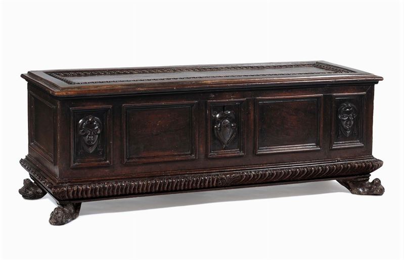 Cassapanca in noce intagliato con stemma, Siena XVII secolo  - Auction Antiques and Old Masters - Cambi Casa d'Aste