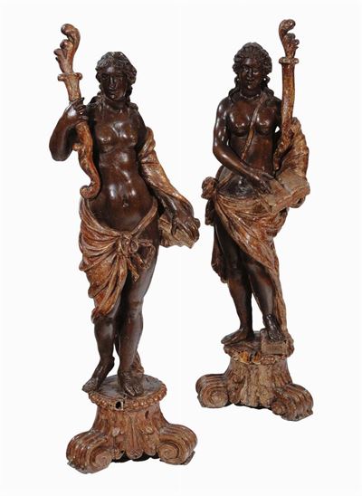 Coppia di Sculture Lignee Raffiguranti Muse, Toscana XVII Secolo