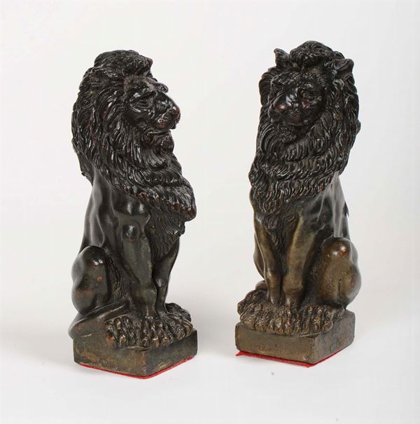 Coppia di leoni in bronzo brunito, XIX secolo