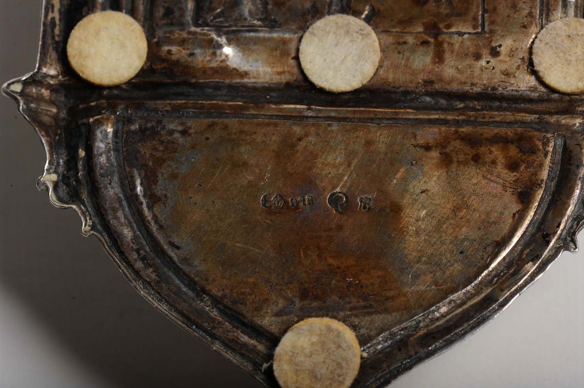 Piccola Acquasantiera in Argento Sbalzato, XIX Secolo