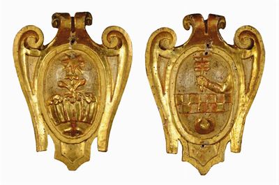 Coppia di Stemmi in Legno Intagliato e Dorato, Toscana XVIII Secolo