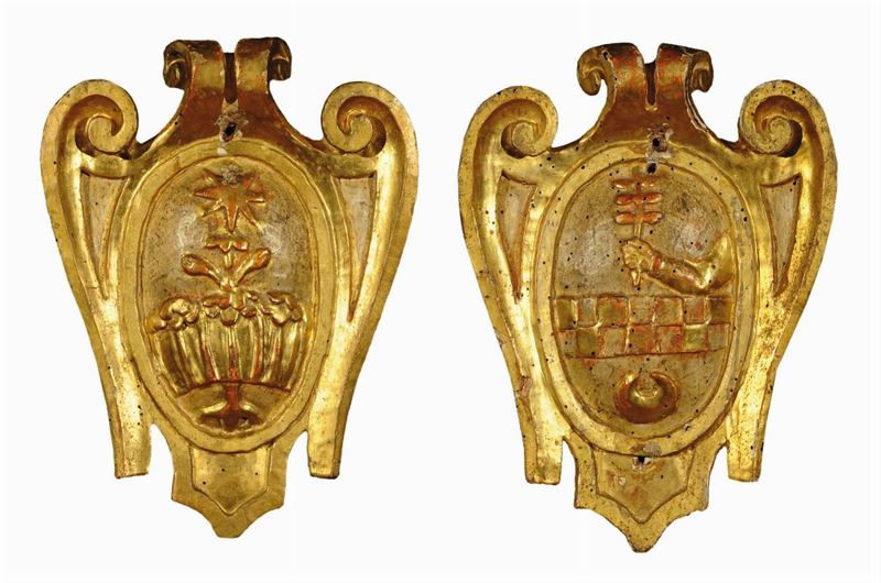 Coppia di stemmi in legno intagliato e dorato, Toscana XVIII secolo  - Asta Scultura e Oggetti d'Arte - Cambi Casa d'Aste