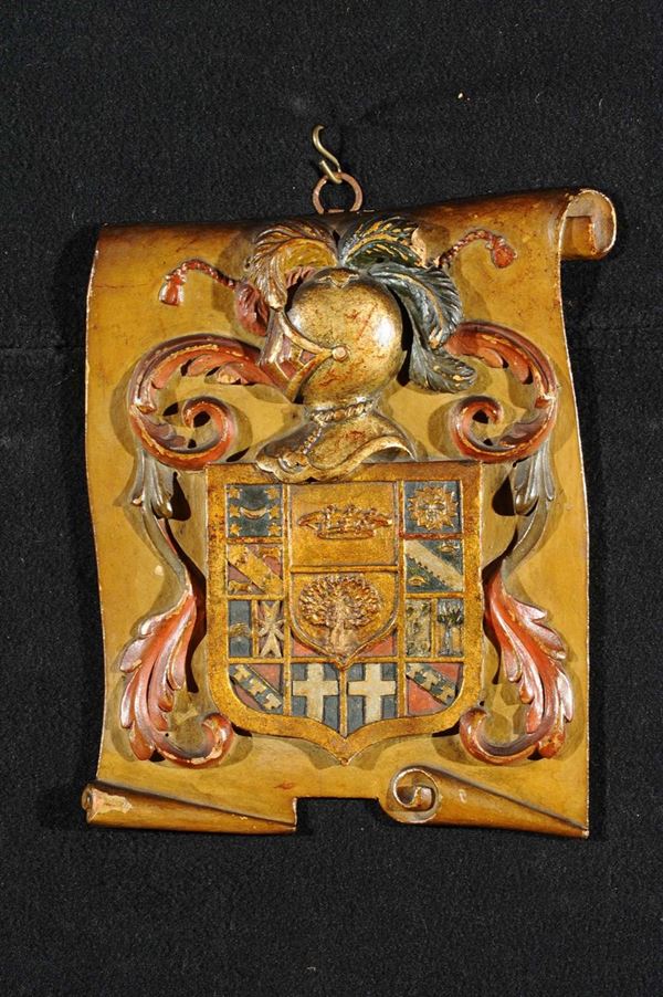 Piccolo stemma in legno intagliato e policromo con elmo, XVIII secolo