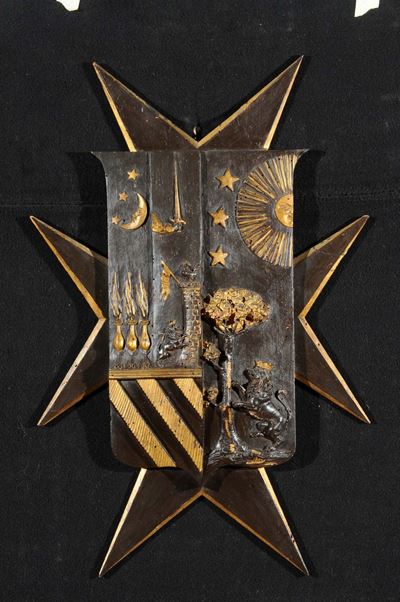 Stemma in Legno Intagliato e Dipinto Nero e Oro, XIX Secolo