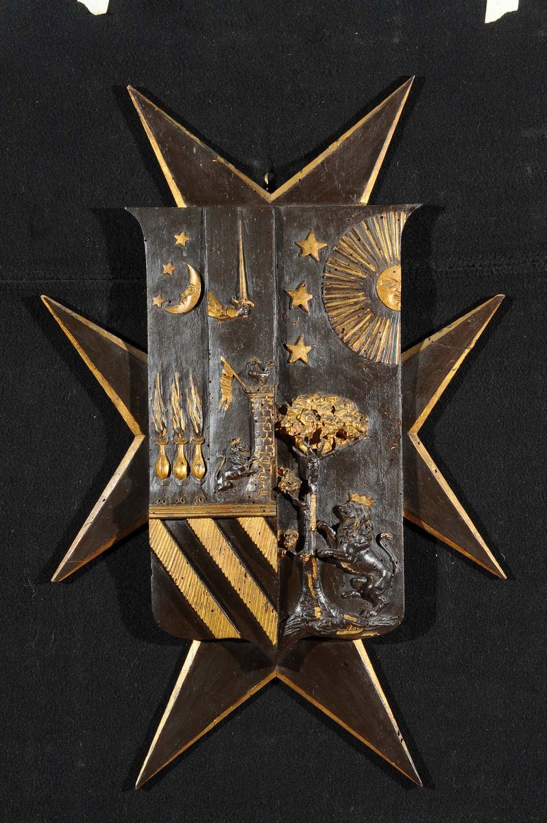 Stemma in legno intagliato e dipinto nero e oro, XIX secolo  - Auction Antiques and Old Masters - Cambi Casa d'Aste