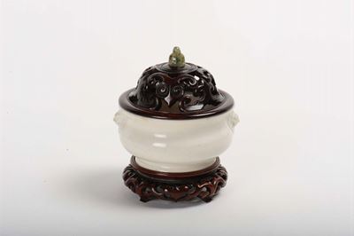 Vaso Bruciaprofumo in Porcellana Bianca con Coperchio e Base in Legno Intagliato