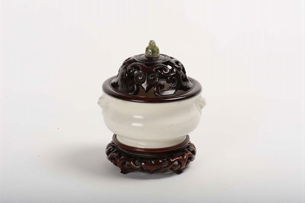 Vaso bruciaprofumo in porcellana bianca con coperchio e base in legno intagliato