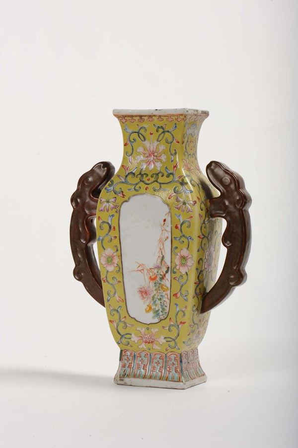 Vaso biansato famiglia Rosa in porcellana decorato in policromia a motivo floreale