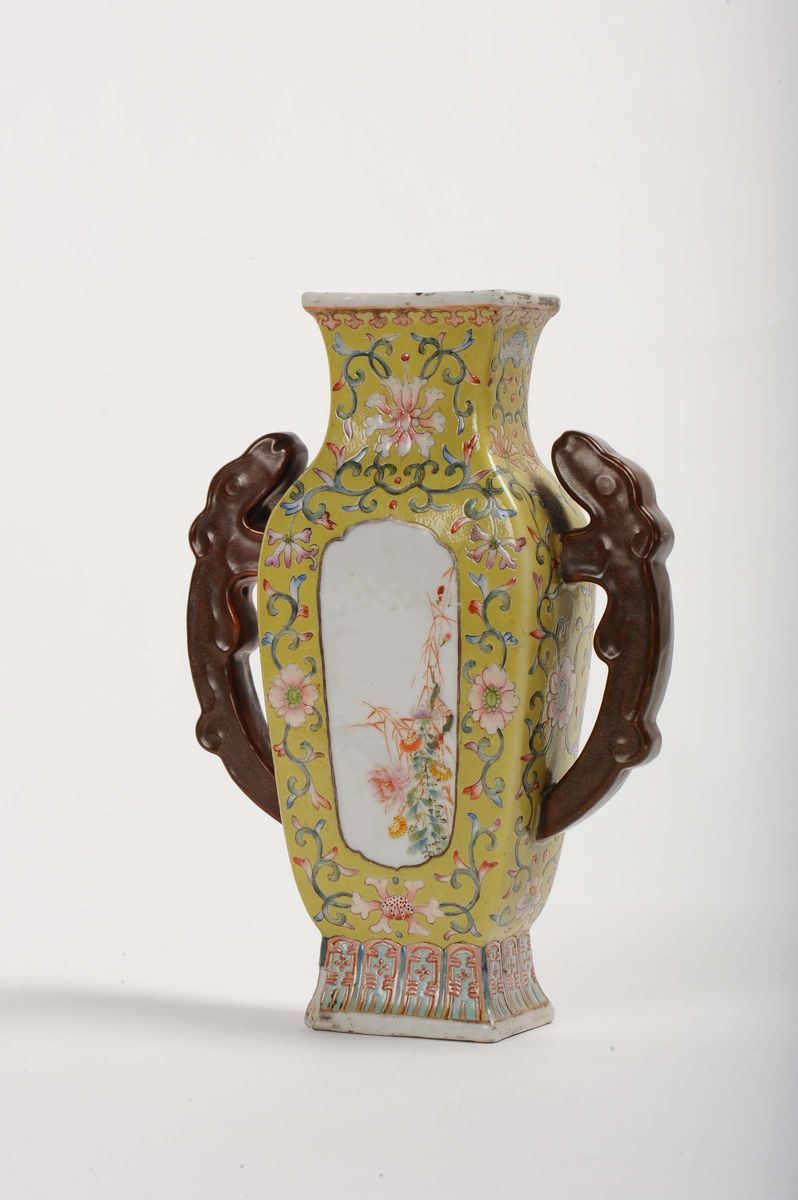 Vaso biansato famiglia Rosa in porcellana decorato in policromia a motivo floreale  - Auction OnLine Auction 01-2012 - Cambi Casa d'Aste