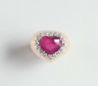 Anello con Rubino Taglio a Cuore