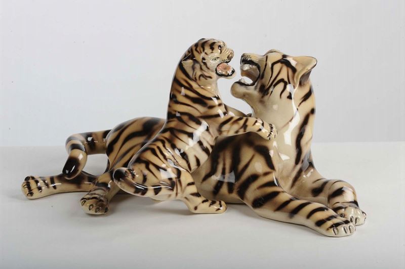 Gruppo in ceramica policroma smaltata raffigurante tigre e tigrotto  - Asta Arti Decorative del XX secolo e Design - Cambi Casa d'Aste