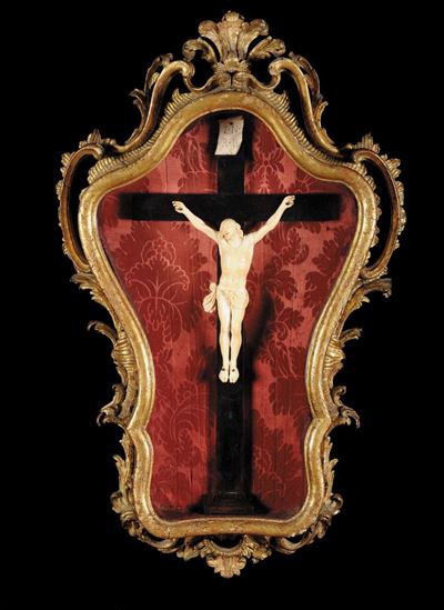 Teca Luigi XV in Legno Intagliato e Dorato Contenente Cristo in Avorio, XVIII Secolo