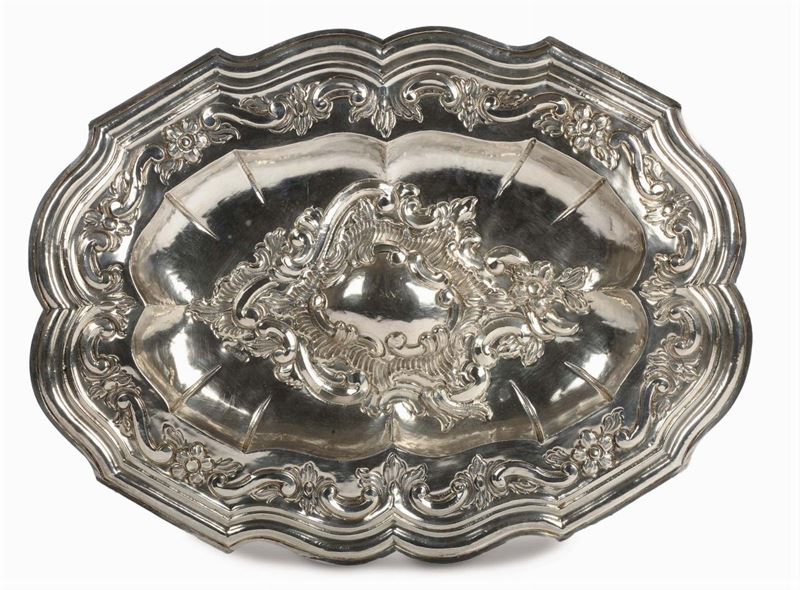 Piatto da parata in argento sbalzato, XIX secolo  - Asta Antiquariato e Dipinti Antichi - Cambi Casa d'Aste