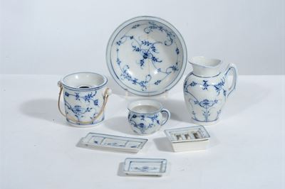 Servizietto Composto da Sette Pezzi in Ceramica
