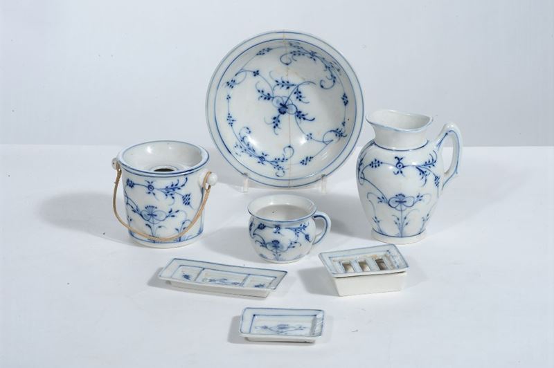 Servizietto composto da sette pezzi in ceramica  - Auction OnLine Auction 02-2012 - Cambi Casa d'Aste