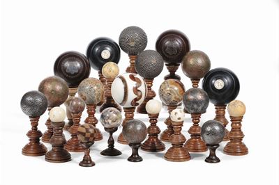 Collezione di Ventitre Palle Diverse con Supporti Torniti