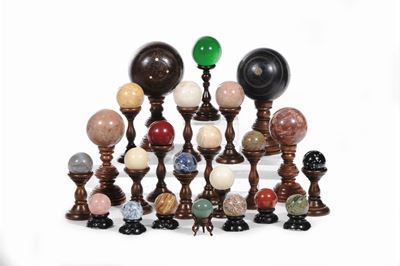 Collezione di Ventitre Palle Diverse con Supporti Torniti