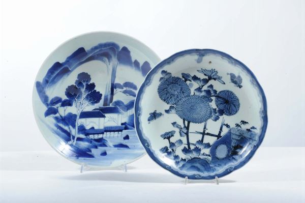 Due piatti in porcellana diversi, Cina XIX secolo