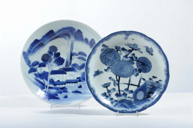 Due piatti in porcellana diversi, Cina XIX secolo  - Auction Antiques and Old Masters - Cambi Casa d'Aste