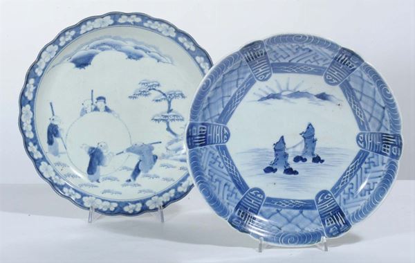 Due piatti in porcellana diversi a decoro bianco e blu, Cina XIX secolo