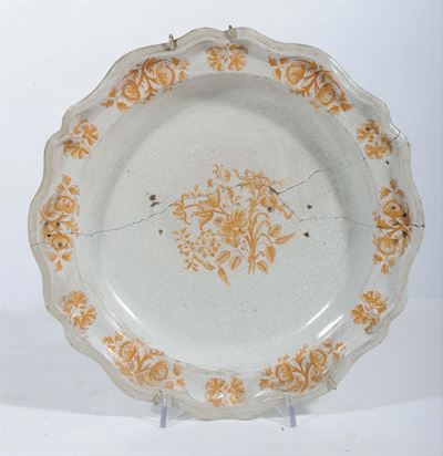 Piatto in Porcellana a Decorazione Floreale, Francia XVIII Secolo