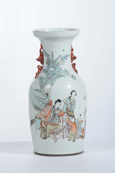 Vaso in Porcellana Decorata con Figure ed Ideogrammi, Cina XX Secolo