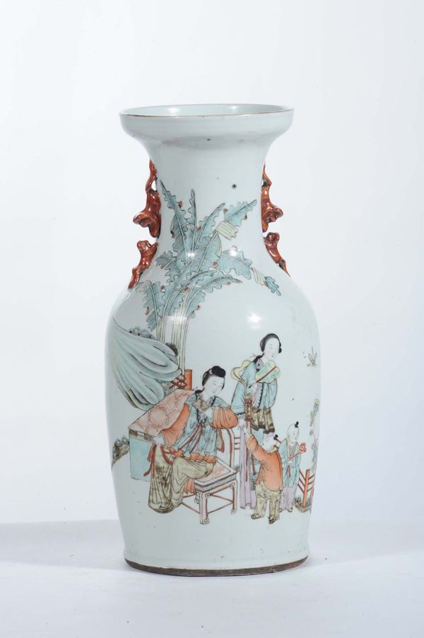 Vaso in porcellana decorata con figure ed ideogrammi, Cina XX secolo