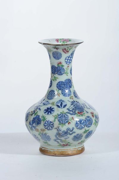 Vaso in Prcellana Decorato a Motivo Floreale con Simboli Taoisti, Cina